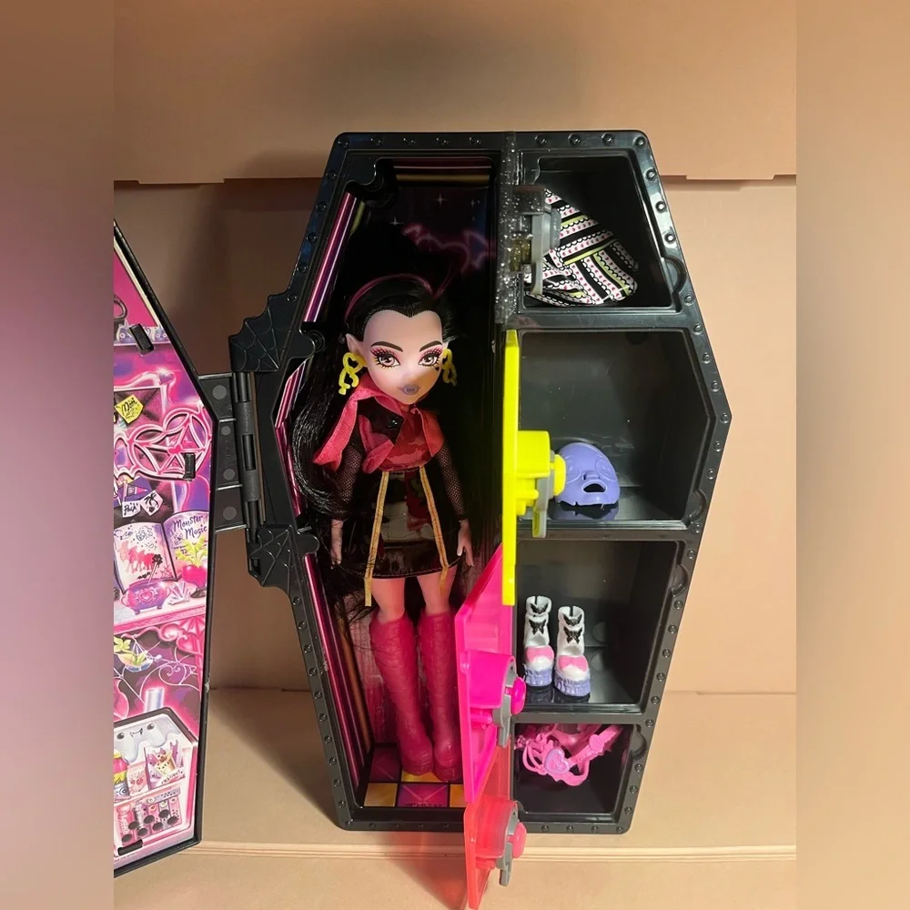 Monster High Doll With storage case 🍒🎀🍒🎀🍒🎀🍒💋🍒🎀🍒🎀🍒💋🍒💋🍒💋🍒